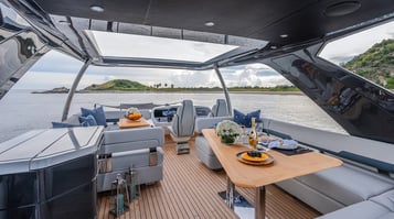 Fairline Squadron 68 Deck